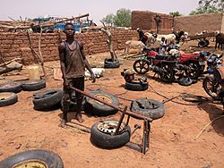 Archivo:Niger, Kodo (9), tire repair shop