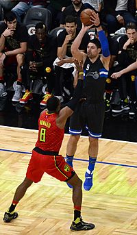 Archivo:Nikola Vucevic, Orlando Magic vs Atlanta Hawks on February 25, 2017 (cropped)