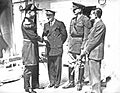 Nueva York 1935. El capitán del buque-escuela Juan Sebastián El Cano, Salvador Moreno Fernández 2i, saluda a los marinos de EEUU Hums 1i y Hunt 3i en presencia del cónsul español