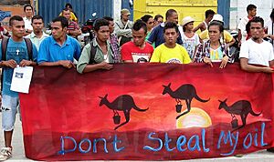 Archivo:Oil demo Timor 2013