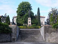 Archivo:Oviedo - Plaza de España, Monumento a Franco 1