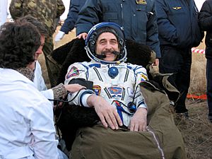 Archivo:PVinogradov SoyuzTMA8 landing