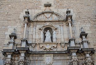 Part superior de la portada de l'església de santa Àgueda de Xèrica