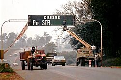 Archivo:Placa-entrada-a-CDE-Paraguay