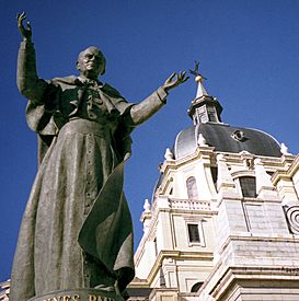 PopeJohnPaulIIStatueAlmudena gobeirne.jpg