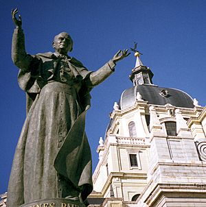 Archivo:PopeJohnPaulIIStatueAlmudena gobeirne