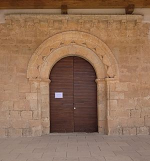 Archivo:Portada románica de la Iglesia de San Nicolás de Bari de Sinovas