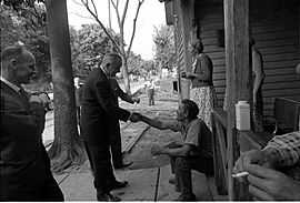 Archivo:President Johnson poverty tour