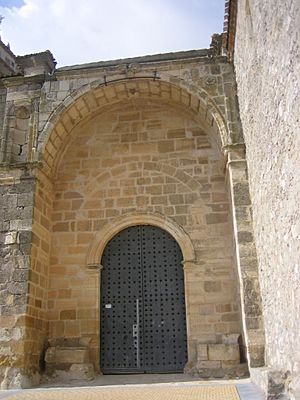 Archivo:Puerta sur iglesia de sto domingo alcazar del rey