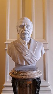 Archivo:Salón de los Bustos - Raúl Alfonsín