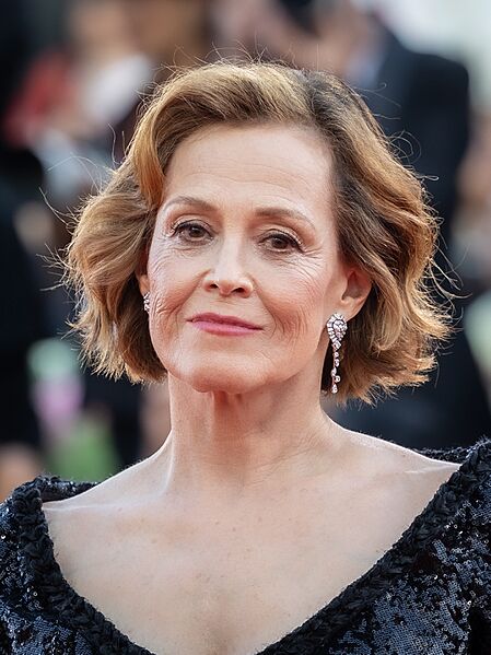 Sigourney Weaver-64139 (cropped)