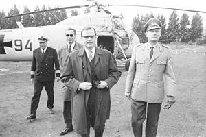 Archivo:Staatssekretär von Hase trifft per Hubschrauber auf dem Flandernplatz ein (Kiel 43.506)