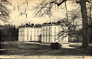 Archivo:Sucy-en-Brie - Château du Grand-Val, façade sur le Parc