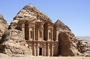 Archivo:The Monastery, Petra, Jordan8