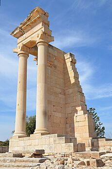 Archivo:The Sanctuary and Temple of Apollo Hylates at Kourion, Cyprus (22477698041)