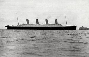 Archivo:Titanic at Cherbourg