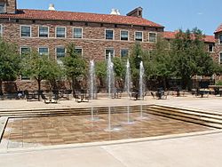 Archivo:University of Colorado UMC fountains 2006