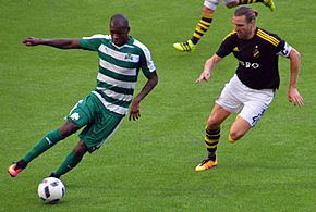 Archivo:Víctor Ibarbo (panathinaikos) being challanged by Nils-Eric Johansson (AIK) during a Europa League Qualifier