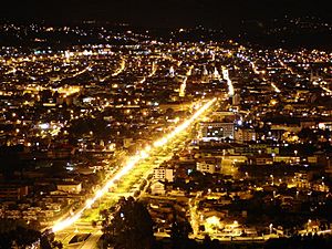 Archivo:Vista nocturna de la Avenida Solano en Cuenca, Ecuador