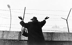 Archivo:Winken ueber die Berliner Mauer