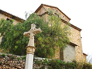 Archivo:052 Creu de Baix i façana sud de Sant Bartomeu (Valldemossa)