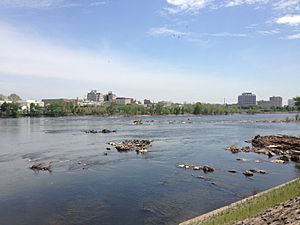Archivo:2014-05-12 12 17 50 View of the "Falls of the Delaware" and downtown Trenton, New Jersey from Morrisville, Pennsylvania