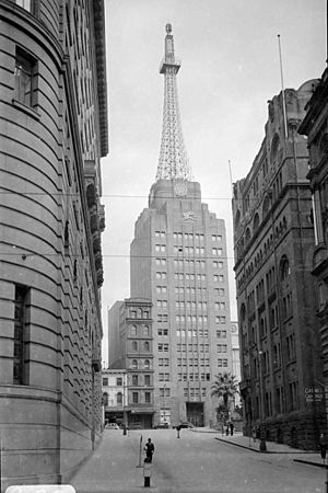 Archivo:AWA Tower from Wynyard Street, Sydney