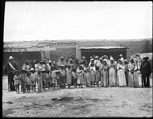 Archivo:A group of more than 30 women and children Yaqui Indian prisoners under guard, Guaymas, Mexico, ca.1910 (CHS-1512)