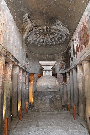Archivo:Ajanta, cave 9, chaitya-griha, with stupa (9842167554)