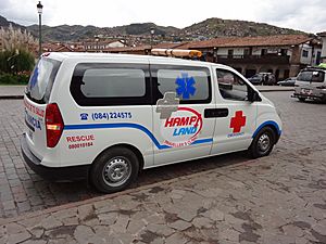 Archivo:Ambulance Peru Cusco Hampi Land Plaza de Armas