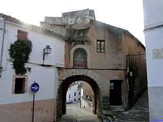 Arco del Cristo Cáceres.jpg