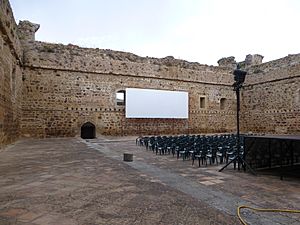 Archivo:Barco de Ávila - Castillo - Patio de armas