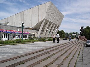 Archivo:Bishkek Sports Hall - 皇家體育館-蘇聯解體前建築