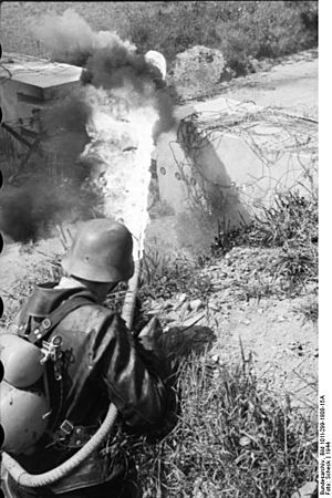 Archivo:Bundesarchiv Bild 101I-299-1808-15A, Nordfrankreich, Soldat mit Flammenwerfer