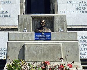 Archivo:Busto Joaquin Balaguer Faro a Colon RD 02 2017 1849