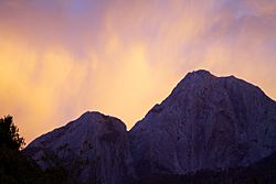 Archivo:Chile - Cochamó climbing 20 - mountain sunset (7019794323)