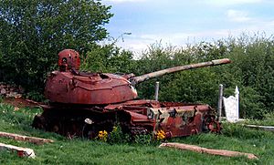 Archivo:Destroyed-t-55-tank-Kosovo