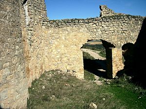Archivo:Entrada al segundo recinto del castillo de Puebla de Almenara