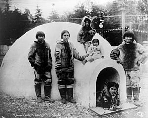Archivo:Eskimo family and their igloo cph.3c36050