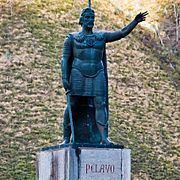 Archivo:Estatua de Don Pelayo en Covadonga, Asturias