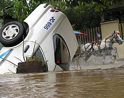Archivo:Flood 2007 - Taxi drowned