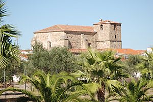 Iglesia de San Juan Bautista (Saucedilla, Cáceres) con palmeras.jpg