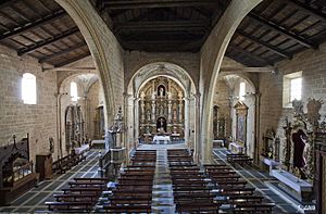 Archivo:Interior Iglesia San Pedro Apostol