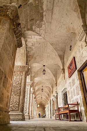 Archivo:Interior de Claustros de la Compañía en Arequipa Perú
