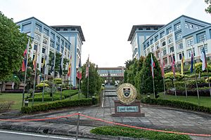 Archivo:KotaKinabalu-Universiti-Malaysia-Sabah-LamanCanselori-1