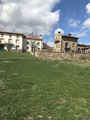 Archivo:La Poveda (Soria), pradera y vista casa rural