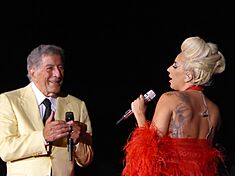 Archivo:Lady Gaga and Tony Bennett at the North Sea Jazz Festival