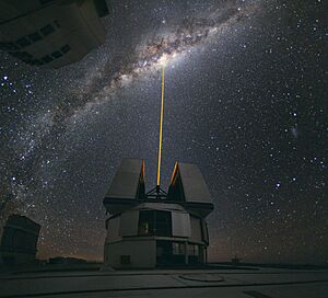 Archivo:Laser Towards Milky Ways Centre