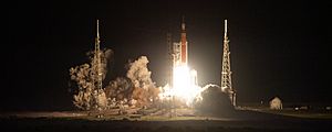 Archivo:Launch of Artemis 1 (NHQ202211160005)