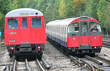 Archivo:London Underground subsurface and tube trains